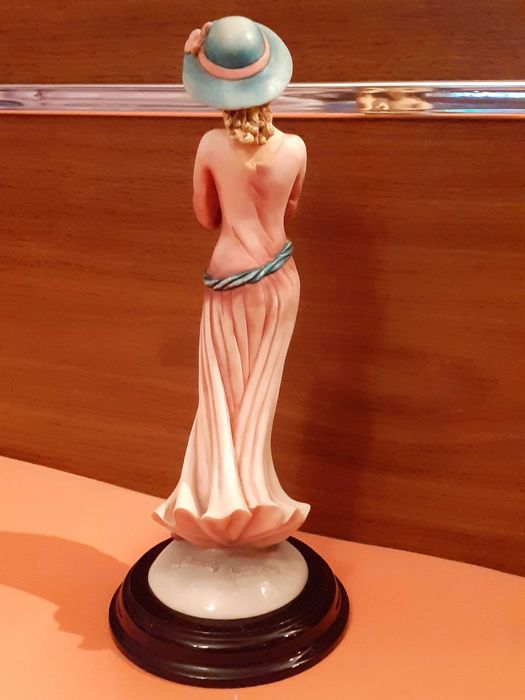 Две фигури The Leonardo Collection