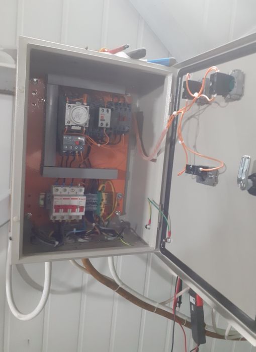 Electrician calificat cu experiență