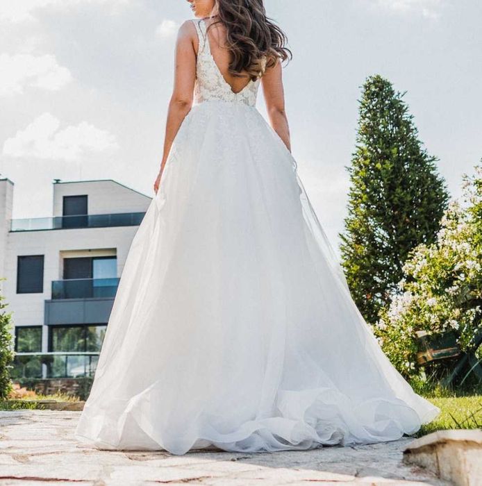 Прекрасна бутикова сватбена рокля-без следи от употреба!