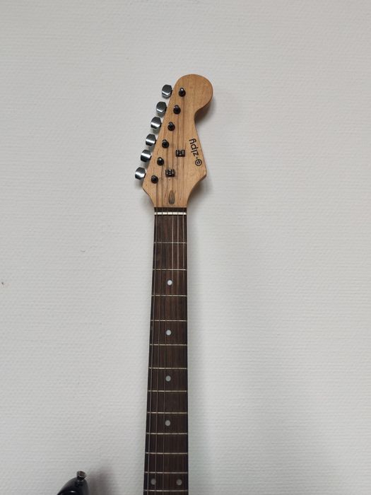 Chitară electrică e.zipy KZ1010 Stratocaster + husă | 3 pickup-uri