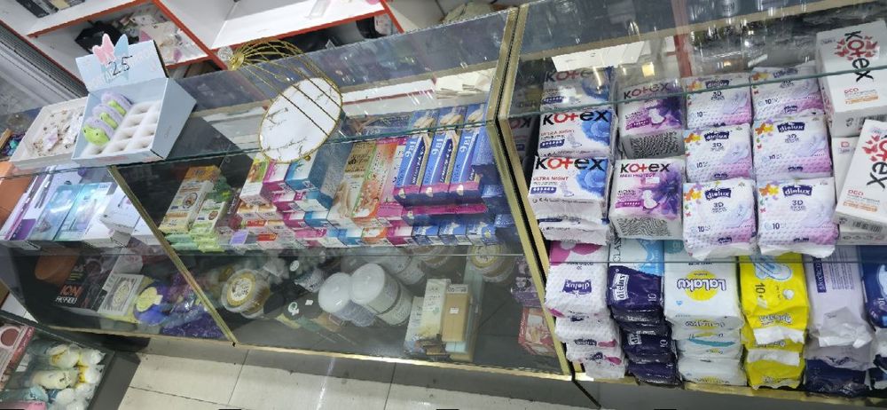 Vitrina dokon magazin uchun polka shishalik oynalik 3 dona