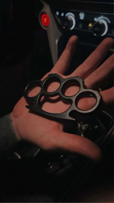 Черен метален бокс