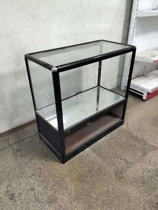 Продам витрину стеклянную