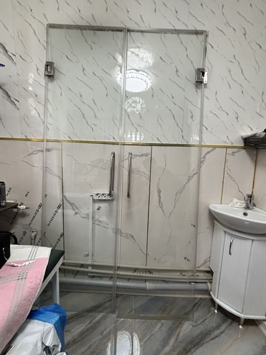 Стеклянный дверь на две стороны