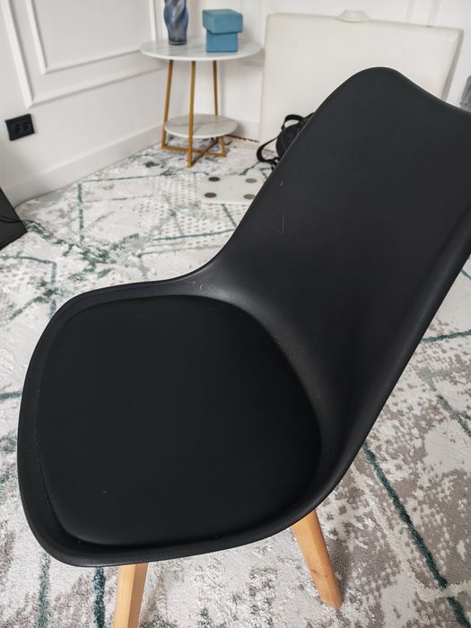 Стул черный с деревянными ножками