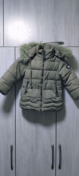 Курточка на девочку 4- 5 лет.