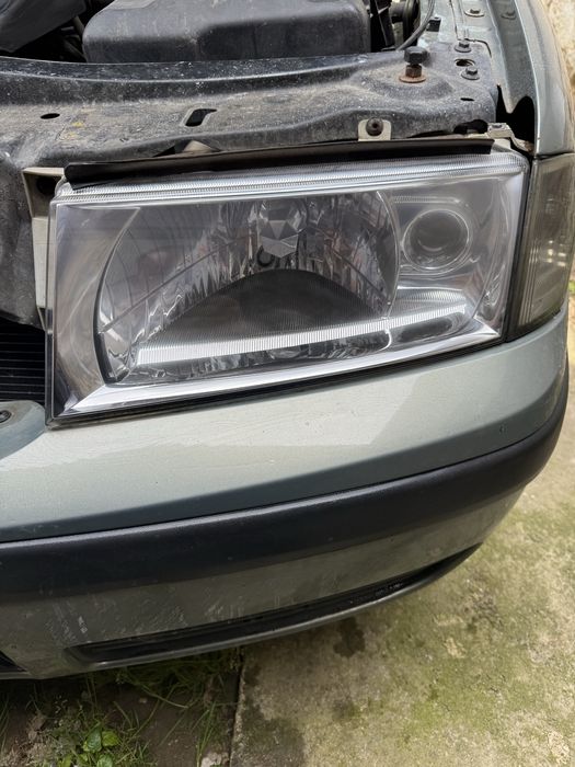 Recondiționare faruri auto profesională cu polimer – claritate ca nouă!