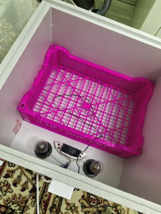 Инкубатор на 100кур яиц,