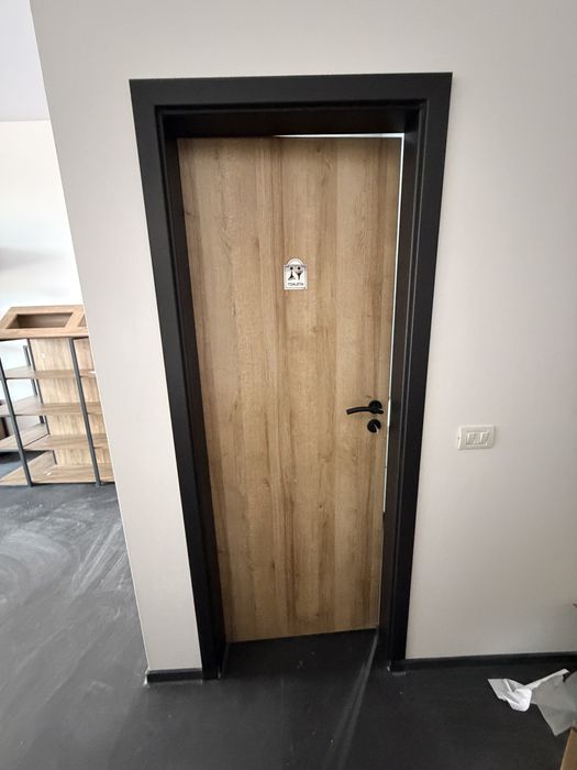 Vand usa de interior , noua
