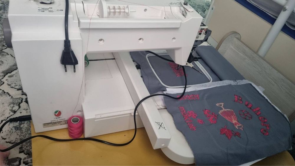 Janome E550 sotiladi yangidek