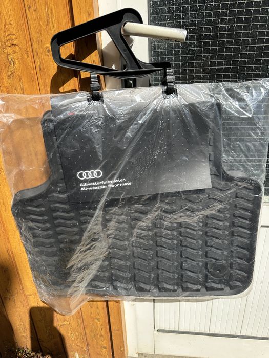 “Оригинални гумени стелки Audi Q8 / SQ8 2019+ (нови)”