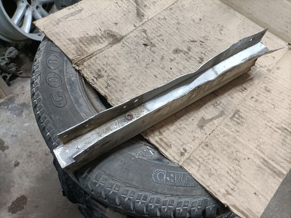 Stâlp fix încuietoare pentru bena carosată,DEFECT , se poate repara