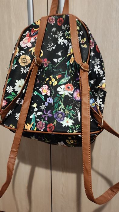 Дамска раница на цветя