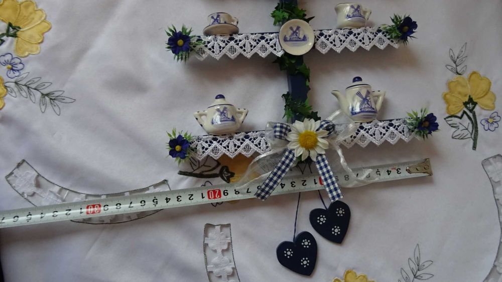 Декоративна висяща етажерка с миниатюрен сервиз  в делфтски стил.