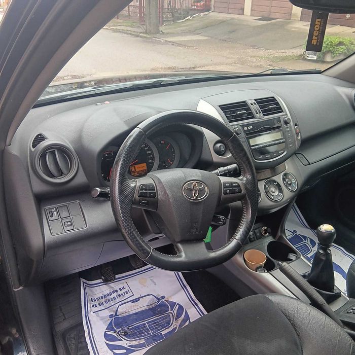 Продавам тойота rav4