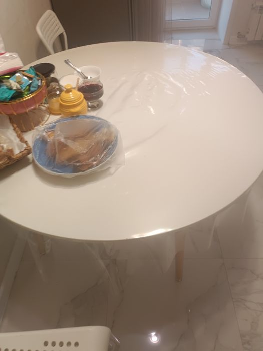 Продам стол на кухню белый