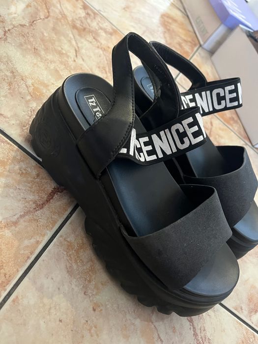 Дамски сандали и обувки