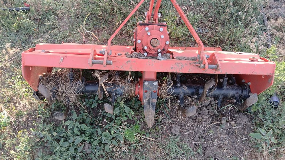 De vânzare tractor+prasitoare +plug +freza+tocatoare de crengi