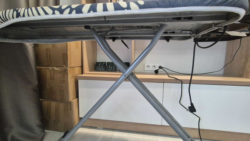 Гладильная доска с розеткой