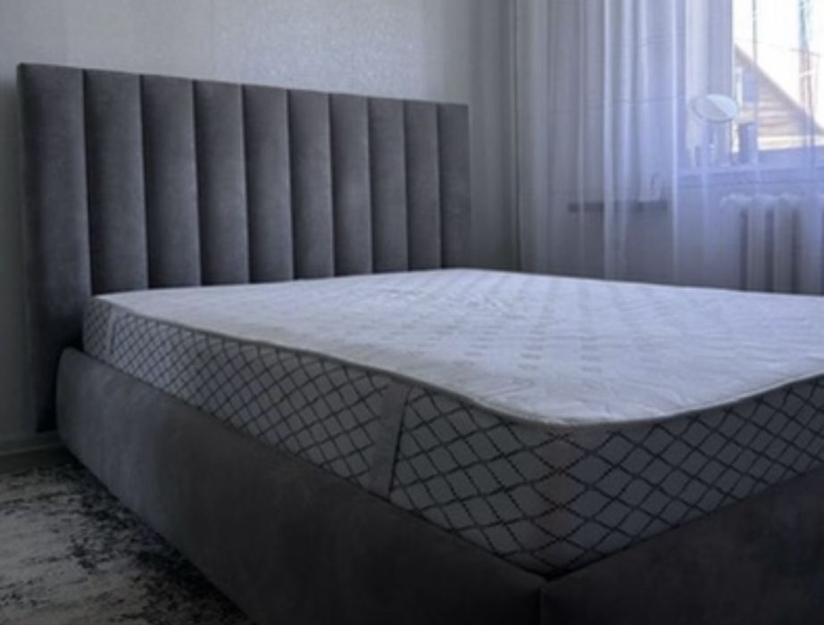 Двуспальная кровать с матрасом