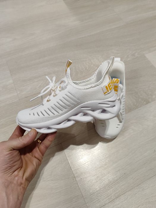 Продам кроссовки