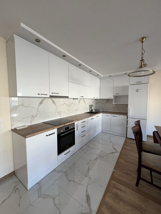 Тристаен Апартамент с ПАРКОМЯСТО, 2 бани, 2 спални до Катедралата.