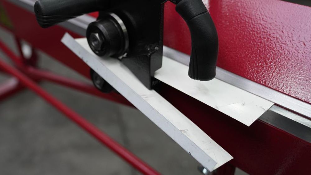 Abkant 2,14T/0,8 contine: role taietoare si dispozitiv pentru falca