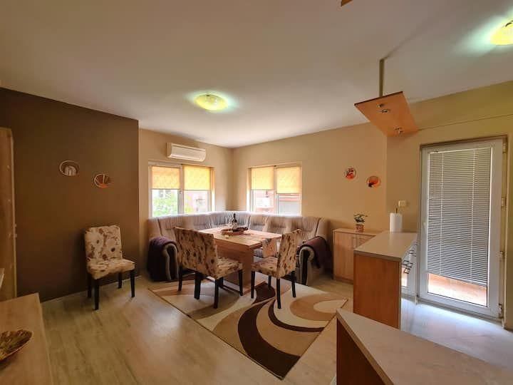 Дава се под наем Двустаен апартамент в Варна, Център - 60 кв.м за 498.27 € - Снимка #2