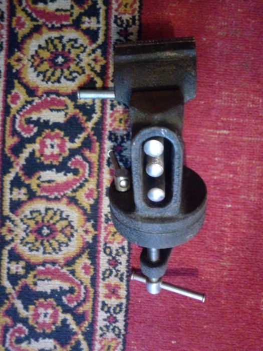 Продам тиски, находятся наЮбилейной