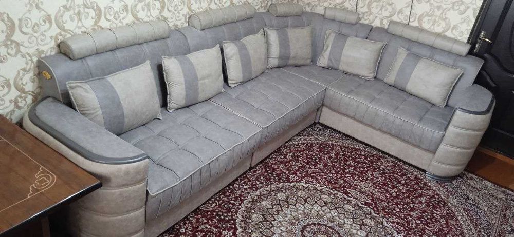 Продается большой диван + стол для гостиницы. 
Б/У.