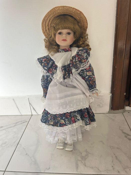 Vând păpuși vechi de portelan
