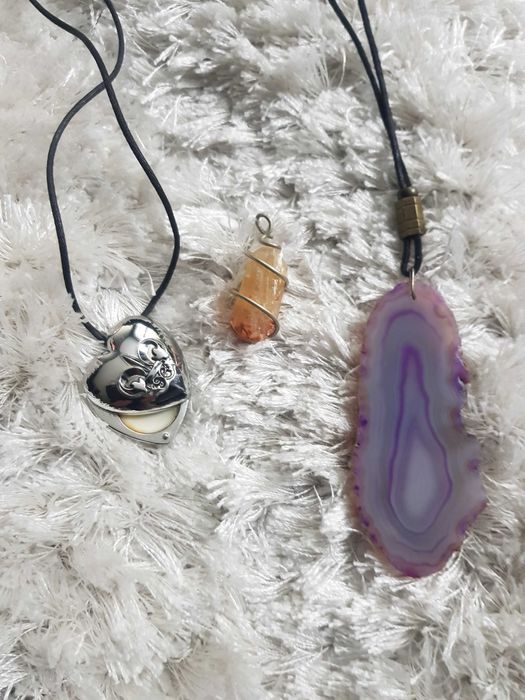 Продавам сребърни медальони  с естествени камъни