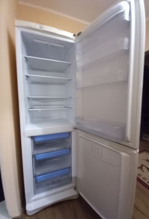 Vând combina Indesit.Stare bună 400 ron negociabil.