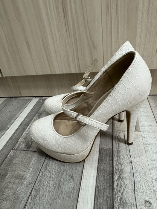 Елегантни официални обувки се продават по отделно