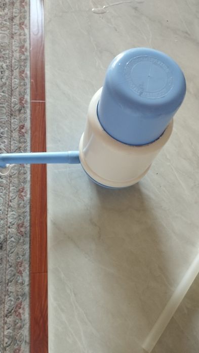 Диспенсер, механическая помпа для воды. Насос