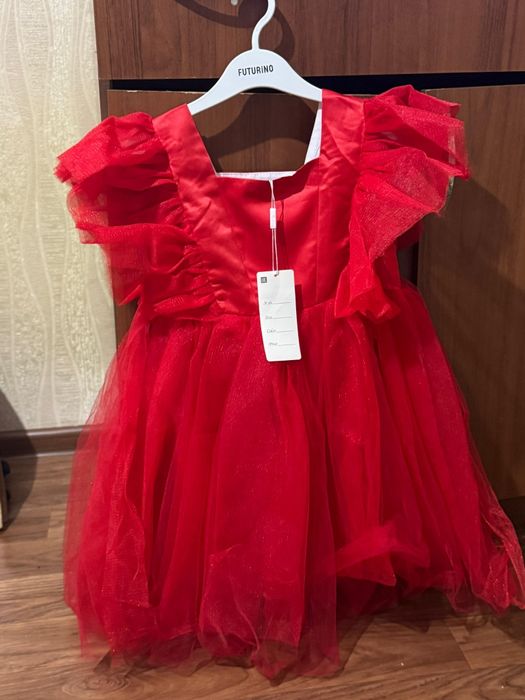 Продам красное платье на девочку 4-5 лет