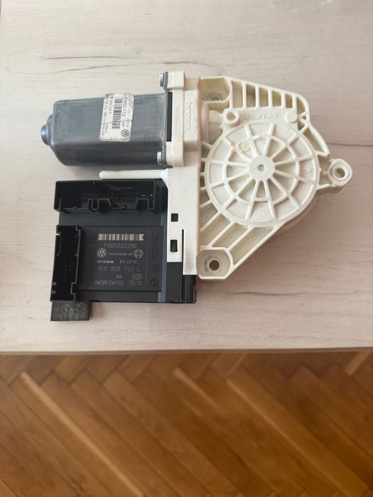 централното заключване и управление  (L)брава за предна дясна врата .