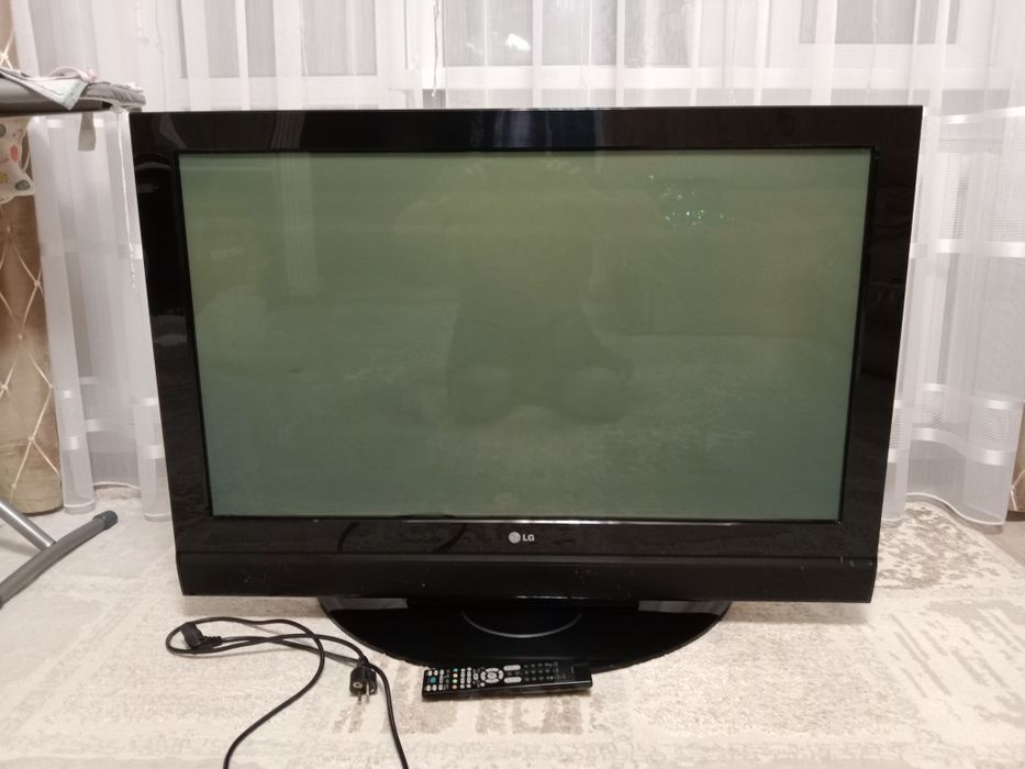 Телевизор LG в хорошем состоянии, диагональ 109 см. Интернет не поддер