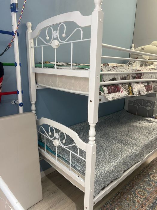 Кровать двухяростная