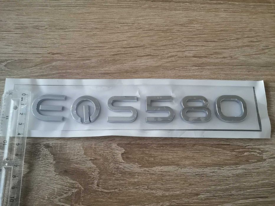сребрист надпис Mercedes Benz EQS 580
