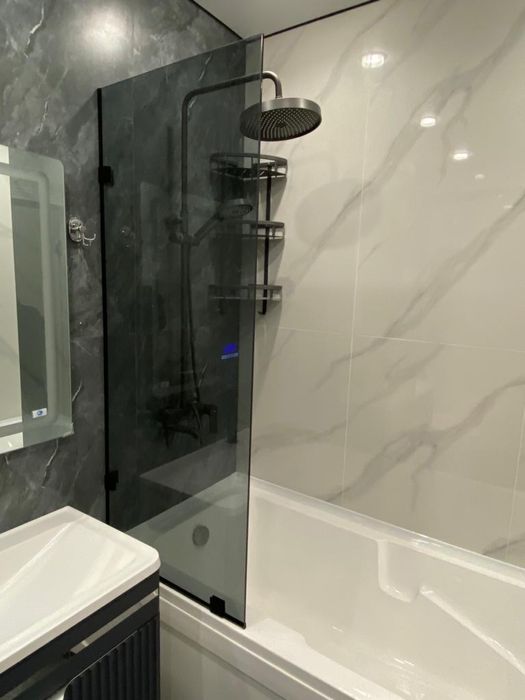 Стеклянные душевые кабины