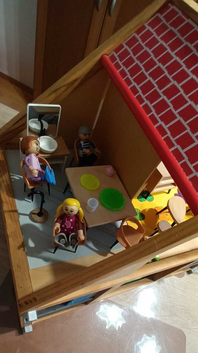 Дървена къща за кукли