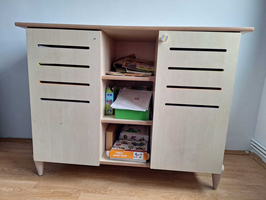 masa de infasat bebe / dulapior de haine