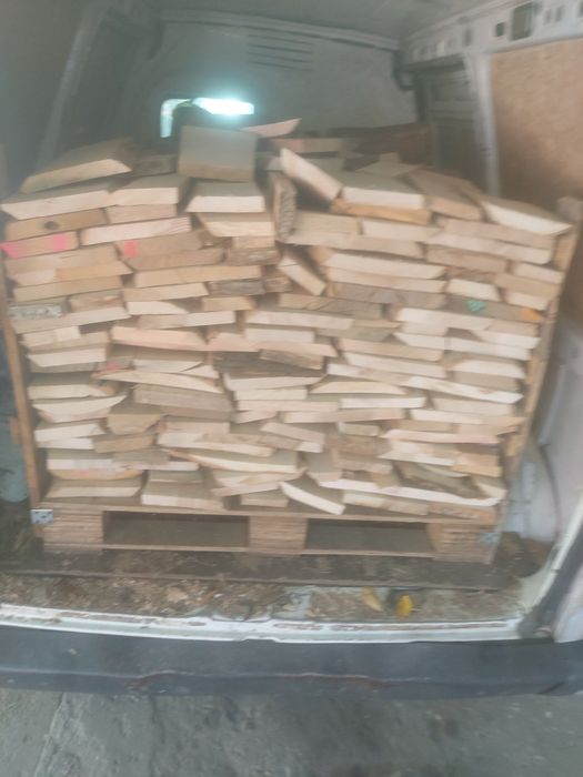 Vând lemne de foc deșeuri esență tare lemn uscat la palet.