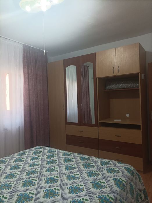 Închiriez apartament doua camere.