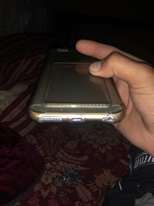 Iphone 6+ pamiti 64 ishlashlari yaxsh useleni qoyilga