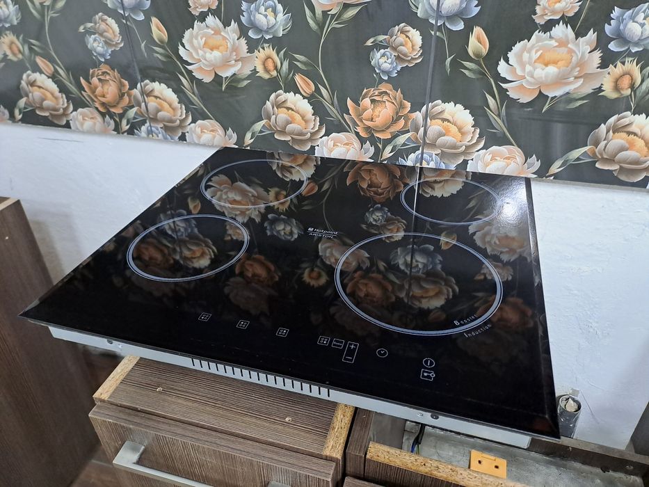 Hotpoint-Ariston с 4 нагревателни зони и сензорно управление