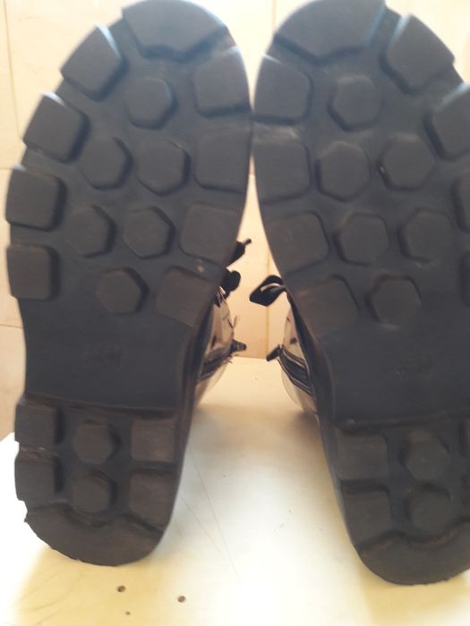 Продаются ботинки.