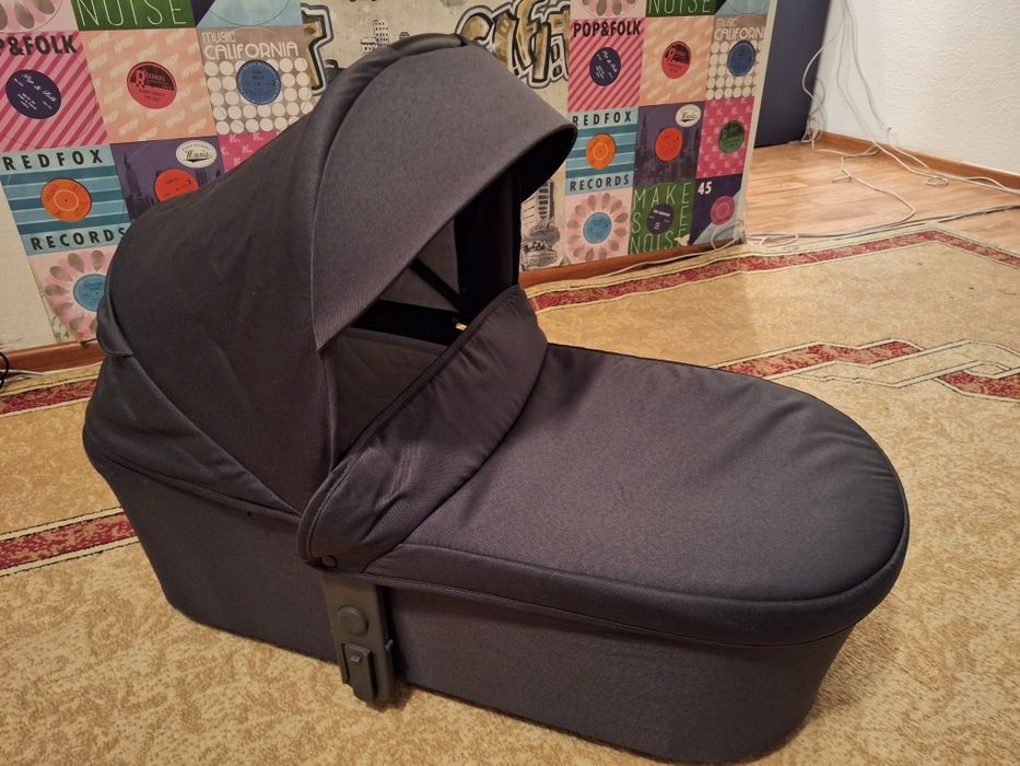 Почти НОВАЯ Коляска 2 в 1 (люлька+прогулочный блок)