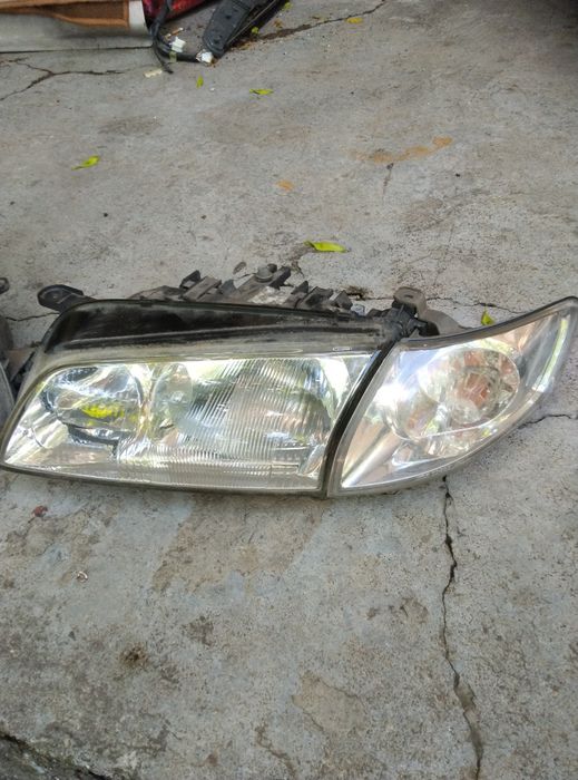 Ляв фар с мигач за Мазда 626 2000 година ляв и десен